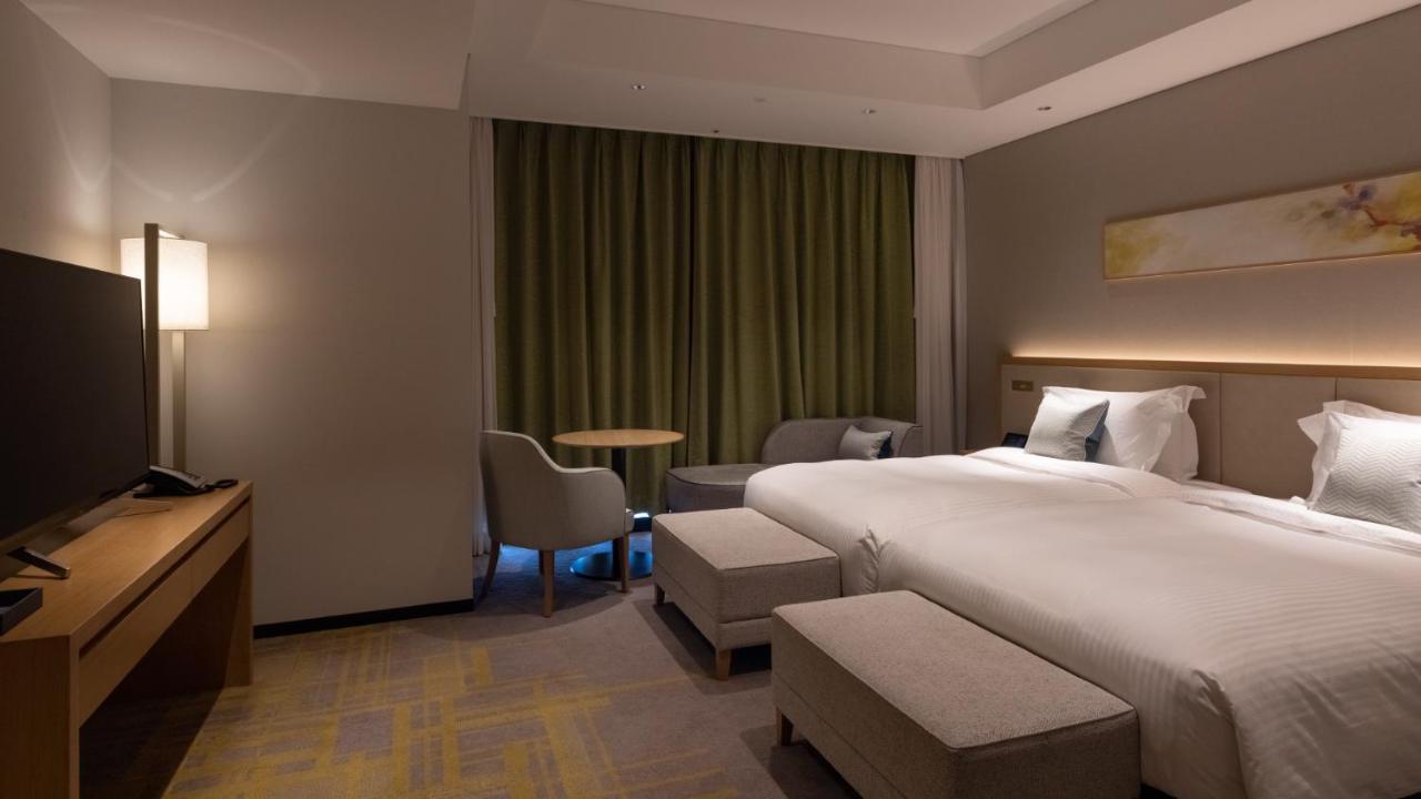 Miyako Hotel Hakata Fukuoka  Exteriör bild A room at the hotel