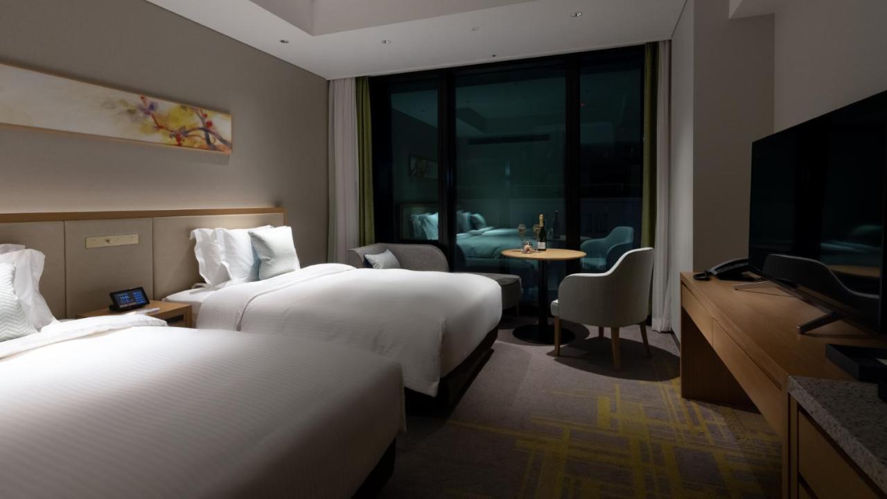 Miyako Hotel Hakata Fukuoka  Exteriör bild A room at the hotel