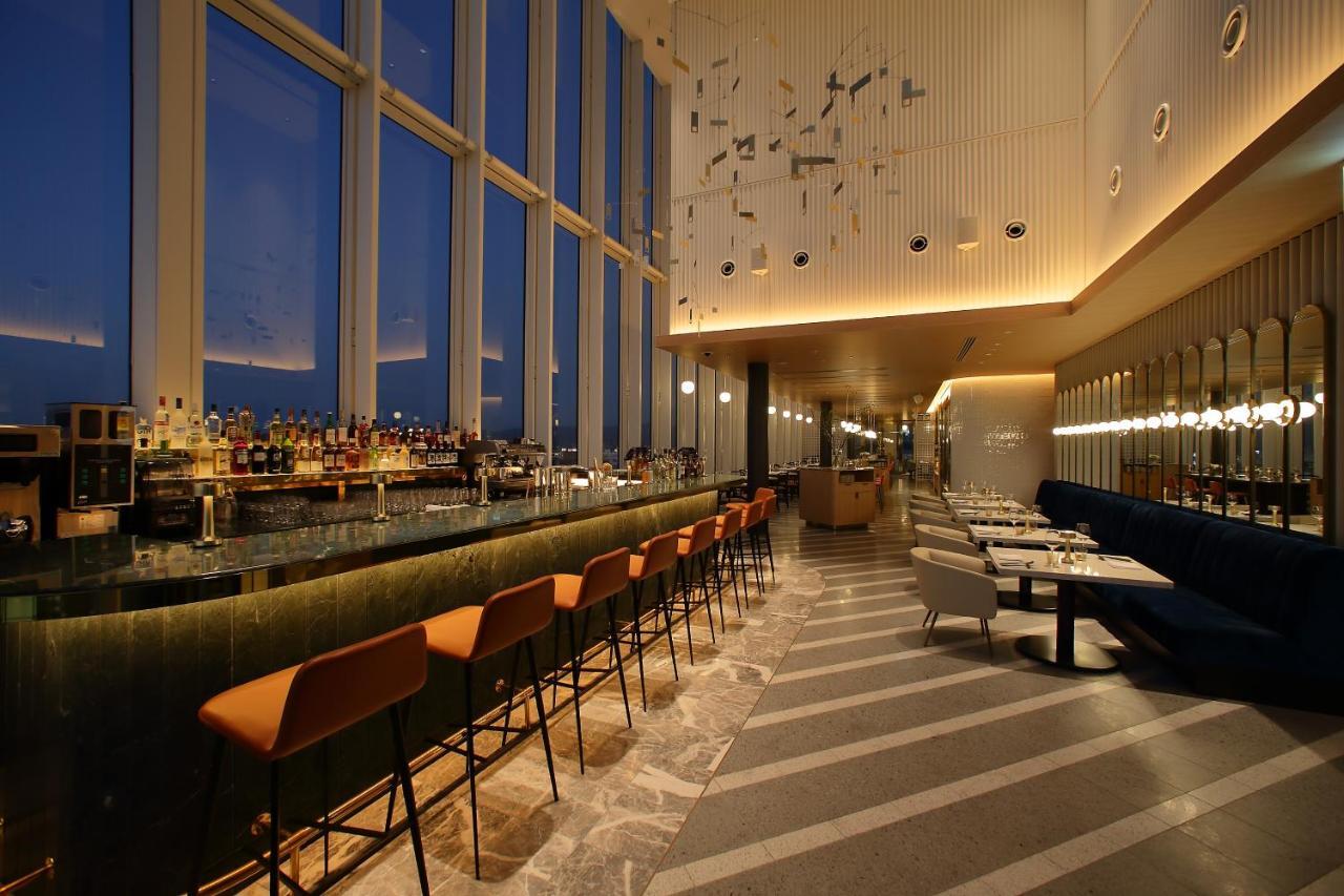 Miyako Hotel Hakata Fukuoka  Exteriör bild The bar at the 39th floor