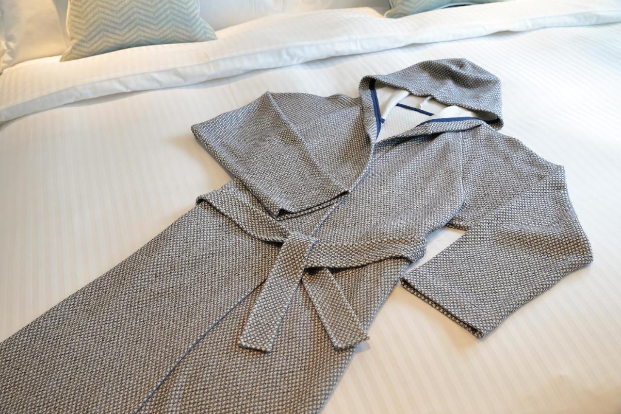 Miyako Hotel Hakata Fukuoka  Exteriör bild A bathrobe